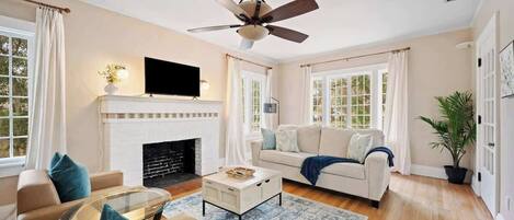 Téléviseur, foyer, bureau