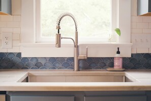 Sèche-cheveux, serviettes fournies, savon, papier toilette