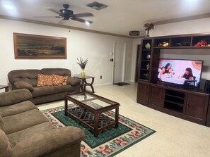 Living area - Charming house in welcoming Melbourne with AC, WiFi (Melbourne)