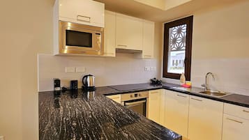 Jääkaappi, mikroaaltouuni, uuni, astianpesukone