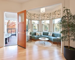 Ropa de cama de alta calidad y caja de seguridad en la habitación 