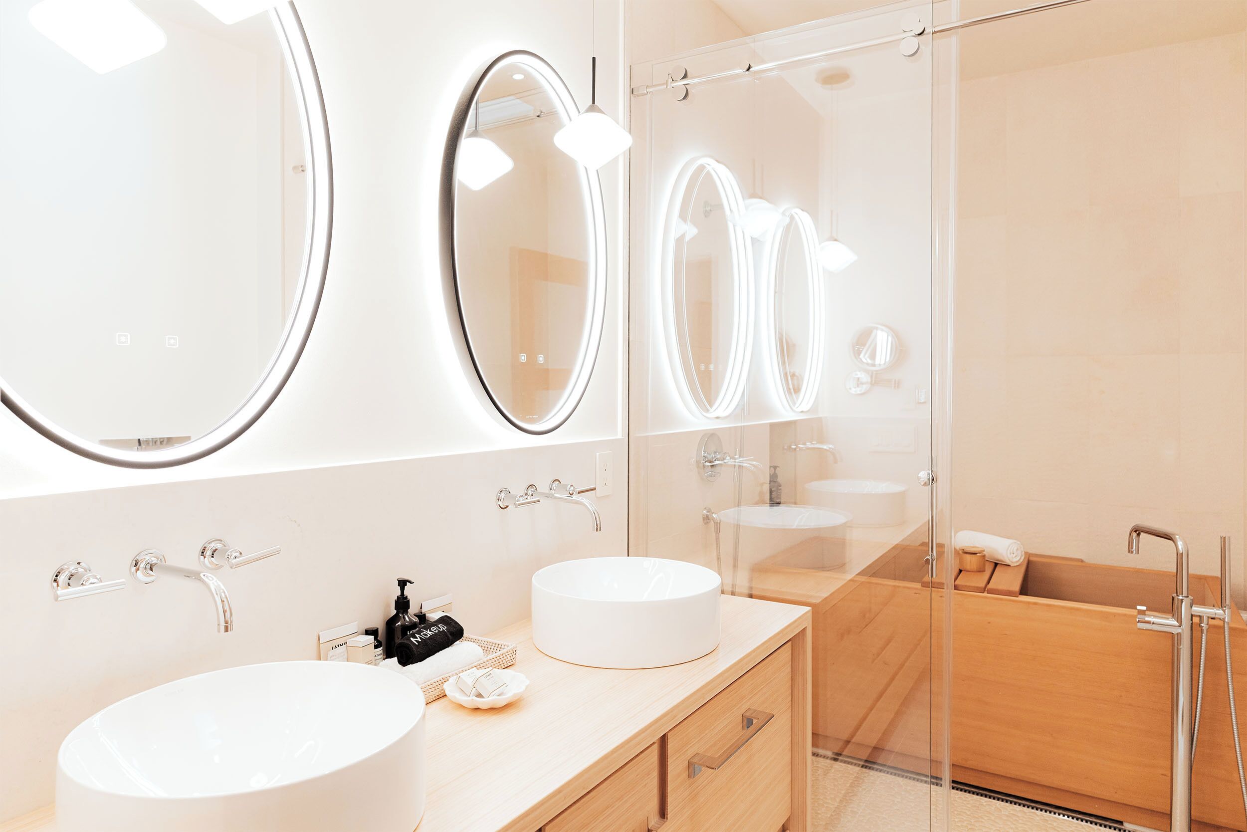 Premier Suite | Bathroom | Free toiletries, hair dryer, bathrobes, slippers