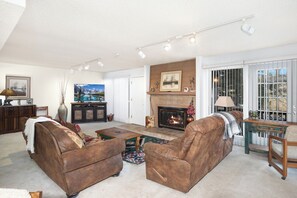 Maison, plusieurs lits, patio, vue ville (Unit 204) | Coin séjour | Cheminée