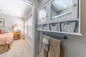 Ferienhaus, Mehrere Betten, Terrasse, Stadtblick (Unit 204) | 5 Schlafzimmer, individuell dekoriert, individuell eingerichtet