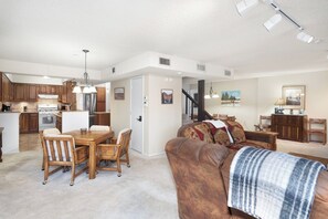 Maison, plusieurs lits, patio, vue ville (Unit 204) | Coin séjour | Cheminée