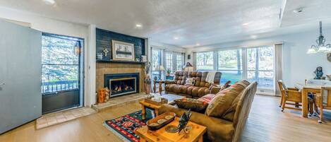 Huis, Meerdere bedden, terras, uitzicht op de stad (Unit 204) | Woonruimte | Een open haard