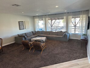 Smart TV, video games, DVD player, ping pong - Spacious 5-bedroom house in awesome St. George with AC, WiFi (St. George)