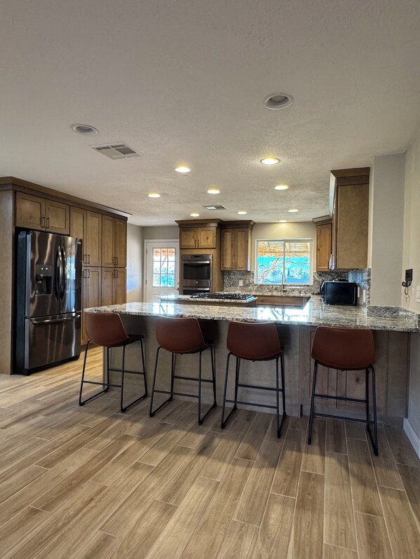 Fridge, microwave, oven, stovetop - Spacious 5-bedroom house in awesome St. George with AC, WiFi (St. George)