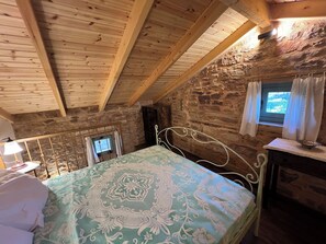Kolmen hengen deluxe-huone | 1 makuuhuone, pimennysverhot, äänieristys, ilmainen Wi-Fi