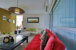 Deluxe-huoneisto, patio | Oleskelualue