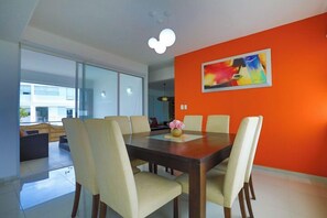 Apartemen Deluks, patio | Ruang makan