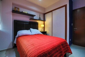 Apartemen Deluks, patio | 3 kamar tidur, tirai kedap cahaya, dan setrika/meja setrika
