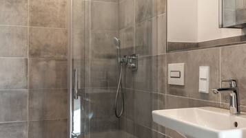 Dusche, Haartrockner, Handtücher, Toilettenpapier