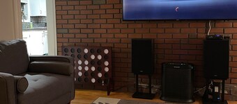 Charming 2-bedroom house in marvelous Auburn with AC, WiFi, and fenced yard.