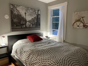 2 chambres, bureau, fer et planche à repasser, lit parapluie