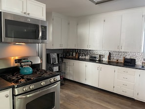 Geladeira, micro-ondas, fogão, cooktop