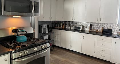 Charming 2-bedroom house in marvelous Auburn with AC, WiFi, and fenced yard.
