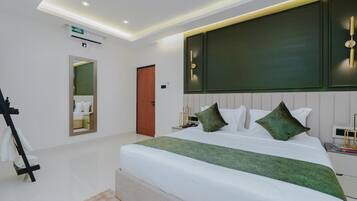 Una habitación de hotel moderna con una cama grande, una mesita de noche, un espejo y una puerta.