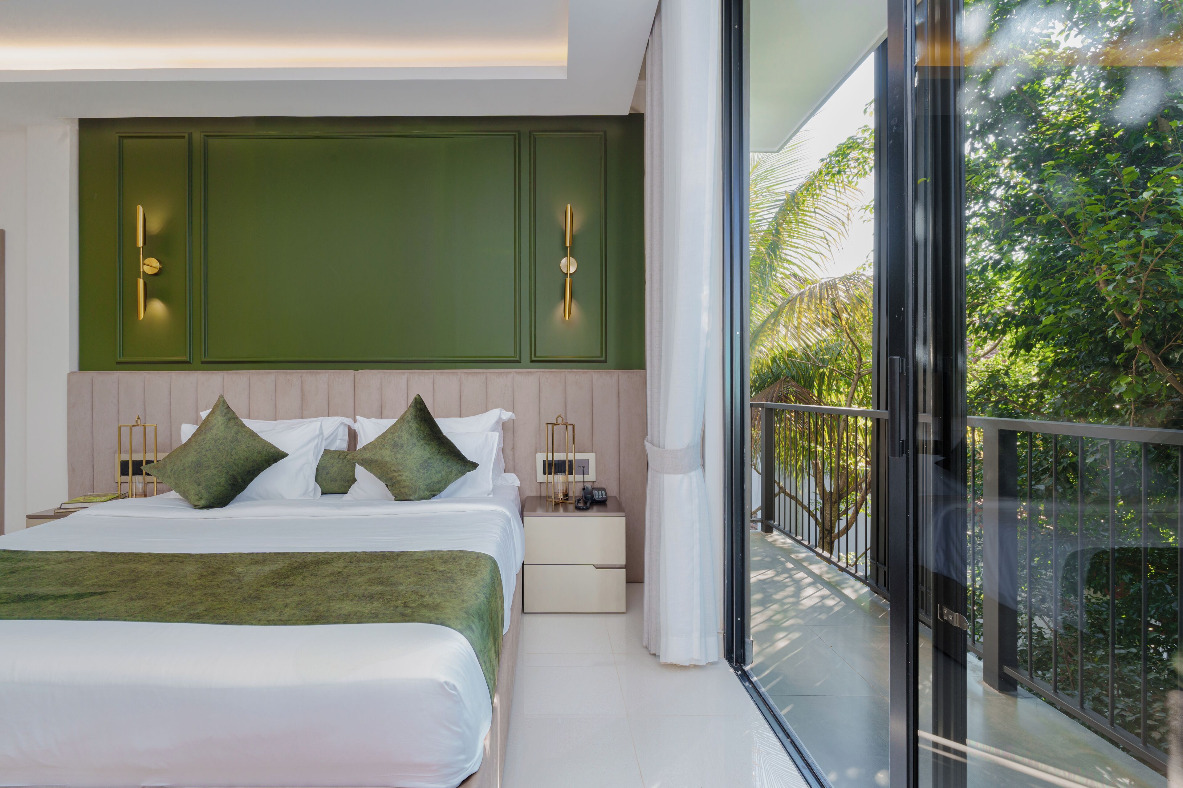 高级双人房 | 客房内保险箱、遮光窗帘、熨斗/熨板、免费 WiFi