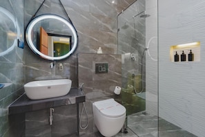 Shower, bidet, towels, soap - Orbit88 Hotel by AMR (Kandy)