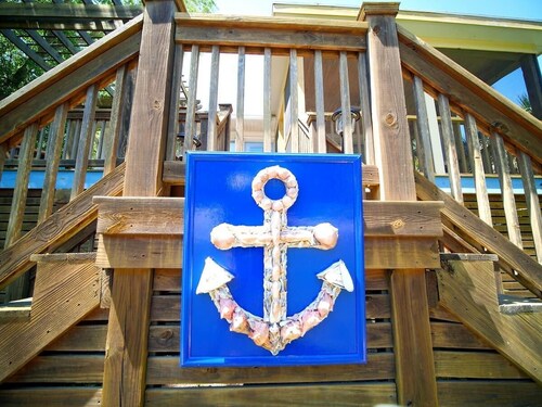 Three Little Birds! Porch + walk to the beach!