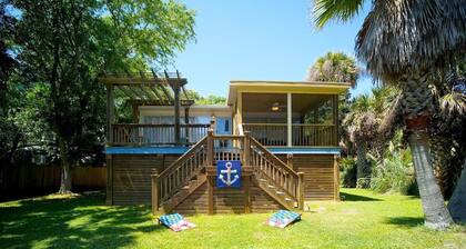 Three Little Birds! Porch + walk to the beach!