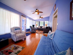 TV - Three Little Birds! Porch + walk to the beach! (Folly Beach)
