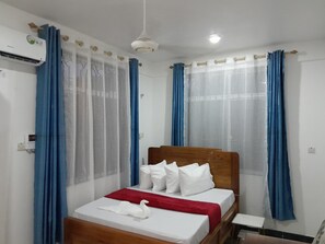 Desk, laptop workspace, free WiFi - VALLEY BREEZE HOTEL (Dar es Salaam)