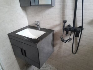 Executive Room | Bathroom - VALLEY BREEZE HOTEL (Dar es Salaam)