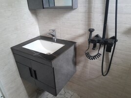 Executive Room | Bathroom | Combined shower/tub, bathrobes, slippers, towels