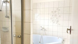 Séchoir à cheveux, serviettes fournies, savon, papier de toilette