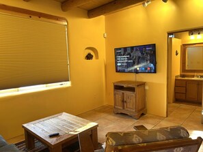 Smart TV, fireplace - Great mountain views in cozy casita in north Taos. Note: 30 day rental minimum (El Prado)