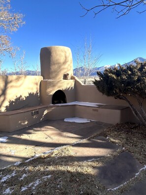 Property grounds - Great mountain views in cozy casita in north Taos. Note: 30 day rental minimum (El Prado)
