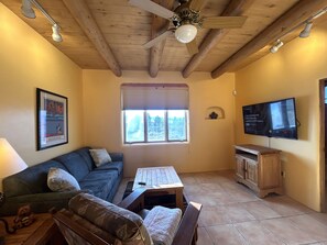 Smart TV, fireplace - Great mountain views in cozy casita in north Taos. Note: 30 day rental minimum (El Prado)