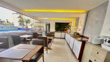 Family Studio | Dining