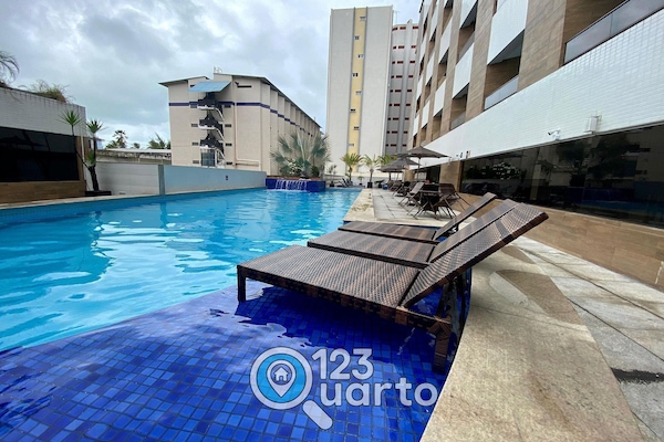 Kapalı yüzme havuzu