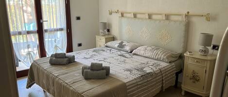 2 bedrooms, travel cot, WiFi, bed sheets