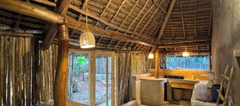 Traditional Charming 4-bedroom house in Zanzibar with WiFi and garden 