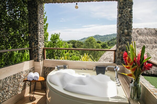 Outdoor spa tub - FULL FLOOR 2 BED 2 BATH IN CABIN (Santa Marta)