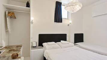 1 habitación, tabla de planchar con plancha, wifi y ropa de cama