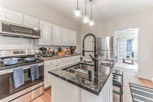 Pet-Friendly Apt  Fenced yard  Private Parking