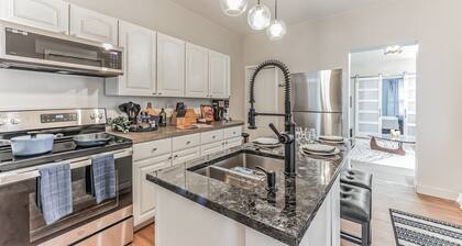 Pet-Friendly Apt Fenced yard Private Parking
