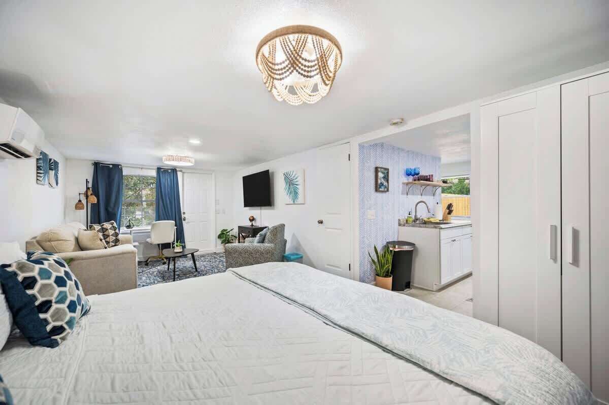 Desk, iron/ironing board, travel cot, WiFi