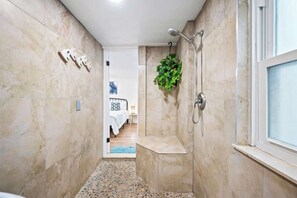 Douche, sèche-cheveux, serviettes fournies