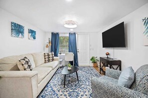 Télévision, livres, espaces bureaux