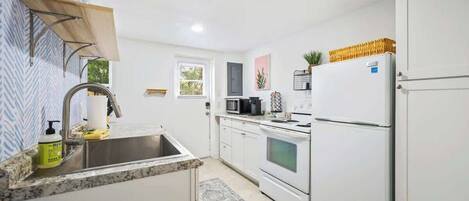 冷蔵庫、電子レンジ、オーブン、コンロ