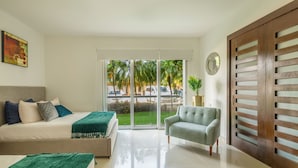 Un dormitorio moderno con una cama, un sofá verde y un separador de madera.