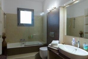 Ducha, secador de pelo, toallas y jabón