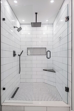 Regadera, secadora de cabello, toallas, papel de baño 