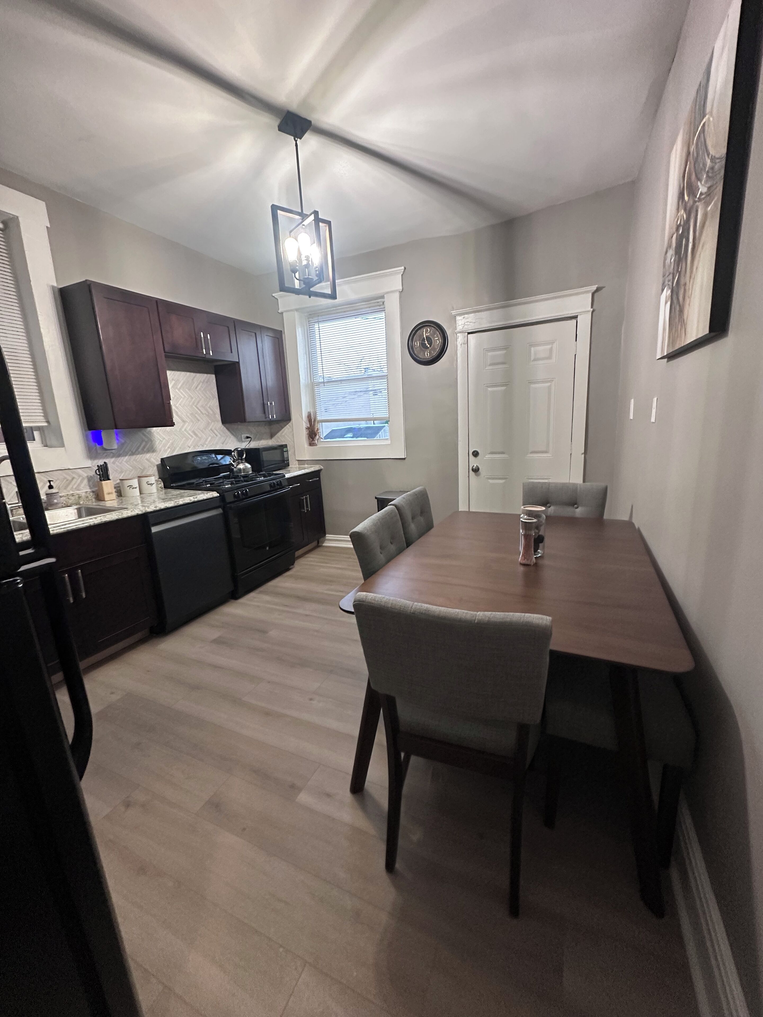 Mikrovågsugn, ugn, spishäll och diskmaskin